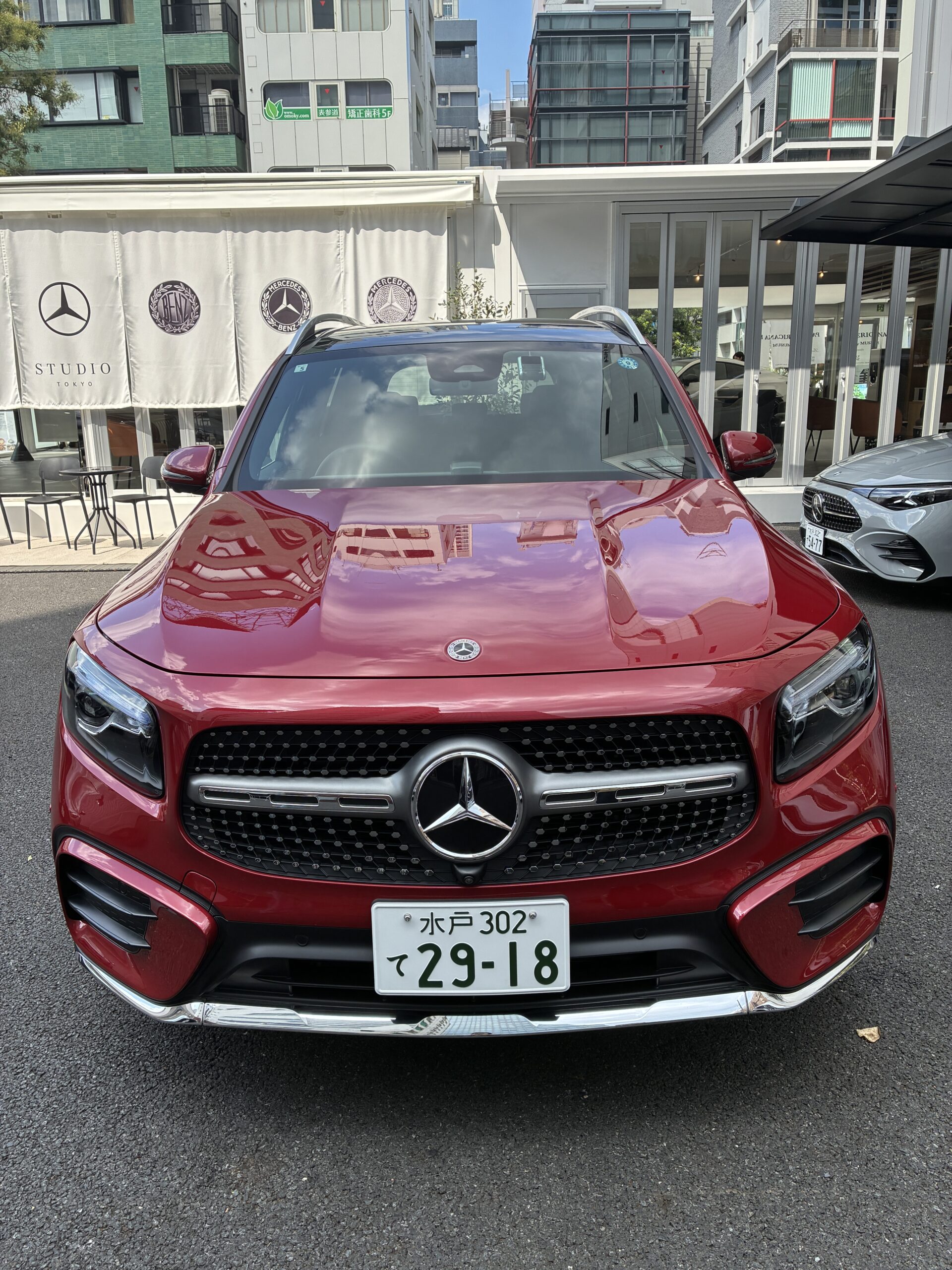 表参道のメルセデス会場に展示された、鮮やかな赤いベンツGLB 200d 4MATICの正面